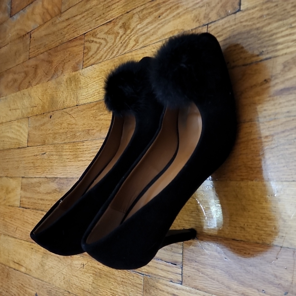 Forever Black heels in color black. Size 6
